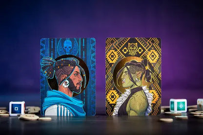 Dos cartas de Kinfire Delve: Scorn’s Stockade con personajes y dados