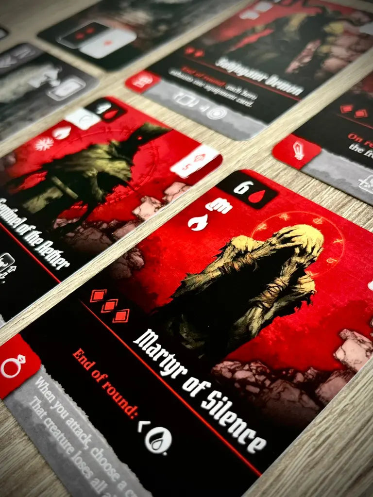 Cartas de juego Valpiedra: Descensus ad Tenebras con ilustraciones de criaturas y texto