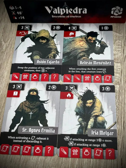 Cuatro cartas de personaje del juego de mesa Valpiedra: Descensus ad Tenebras