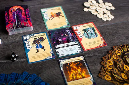Cartas de Kinfire Delve Scorns Stockade sobre una mesa de madera oscura con fichas y un dado
