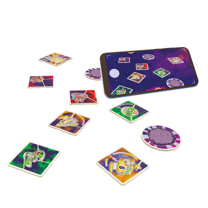 Light Speed Arena, juego de mesa con cartas de naves espaciales y un teléfono mostrando el juego